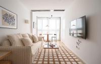 John's Apartmentにあるテレビまたはエンターテインメントセンター