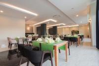 un comedor con mesas verdes y sillas en Dream Water World, en Side