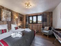 Posteľ alebo postele v izbe v ubytovaní Chalet élégant à Courchevel Le Praz avec spa, cheminée et services inclus - FR-1-568-35