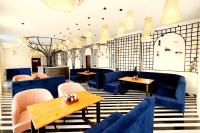 un ristorante con mobili blu, tavoli e sedie di Hari Mahal Resort a Behror