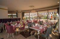una sala da pranzo con tavoli e sedie in un ristorante di Dream World Aqua a Side