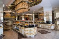 un ristorante con buffet e cibo in esposizione di Dream World Aqua a Side
