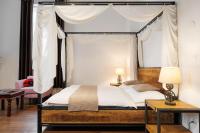 A bed or beds in a room at Vintagehome Schönbrunn