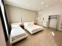 Łóżko lub łóżka w pokoju w obiekcie Cadorna Luxury Hotel