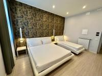 Łóżko lub łóżka w pokoju w obiekcie Cadorna Luxury Hotel
