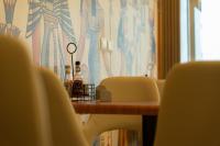 uma mesa com duas garrafas de bebida alcoólica e cadeiras em The Muse Pyramids Lodge em Cairo