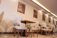 uma sala de jantar com uma mesa e cadeiras brancas em The Muse Pyramids Lodge em Cairo