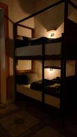 Ithaka Raml Hostelにある二段ベッド