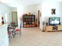 Telewizja i/lub zestaw kina domowego w obiekcie Villa avec piscine hors sol à 10mn de la plage