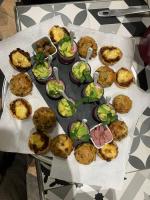 Una mesa con un montón de muffins encima en Villa'S, en Zaouiet Bouzarktoune