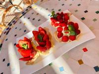dos platos de comida con fresas en una mesa en Villa'S, en Zaouiet Bouzarktoune