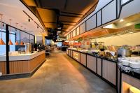 een grote restaurant keuken met veel eten bij Signata Genting Highlands in Genting Highlands