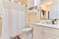 ein Badezimmer mit Toilette, Waschbecken und Spiegel in der Unterkunft Beautiful 1500 s f 3 Bd - 2 Ba condo overlooking stream and golf course in Myrtle Beach
