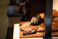 伊利索斯Blue Bay Beach Resort的一个人正在砧板上做披萨