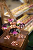 伊利索斯Blue Bay Beach Resort的桌上摆放着一排酒杯