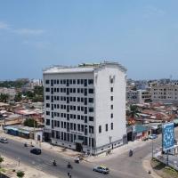 Un gran edificio blanco al costado de una calle. en Anhui hôtel, en Lomé