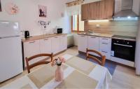 Kuchyňa alebo kuchynka v ubytovaní Nice Apartment In Mali Losinj With Wifi