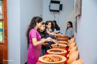 een groep vrouwen die rond een buffet met eten staan bij Bolagala Nature Resort in Madampella Pahala