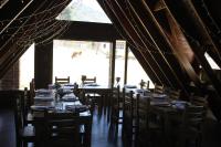 Un restaurante u otro lugar para comer en La Arboleda, Refugio