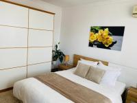 Postel nebo postele na pokoji v ubytování Tsarevets panoramic apartments Veliko Tarnovo