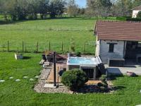 Vonkajšia záhrada v ubytovaní Gite les Caravottes 4 Etoiles avec Jacuzzi - JURA