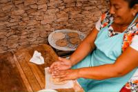 TekitにあるCasona de la Guayabera Hospedajeの食卓に座る女