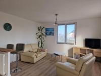 Telewizja i/lub zestaw kina domowego w obiekcie Breton cottage, 500 m beach, Penvénan, Pink Granite Coast-ex TUI