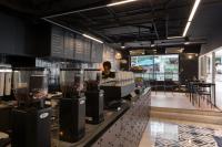 een vrouw aan de balie van een restaurant bij Skye Hotel Bangkok in Bangkok