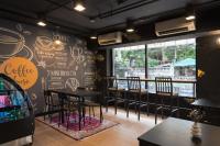 een restaurant met tafels en stoelen in een kamer bij Skye Hotel Bangkok in Bangkok