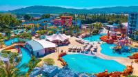 Bazén v ubytování Splash Beach Resort, Maikhao Phuket - SHA Extra Plus nebo v jeho okolí