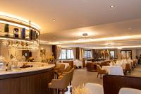 een restaurant met tafels en stoelen en een bar bij Golf du Rova Luxury Hotel in Antananarivo