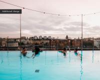 eine Gruppe von Menschen in einem Schwimmbad in der Unterkunft Clarion Hotel Sign in Stockholm
