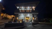 NgadisariSky View Bromo Guest House的夜房,前门亮了