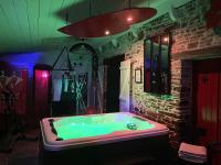 Biliardový stôl v ubytovaní Love Room DONJON DOL IN LOVE BDSM