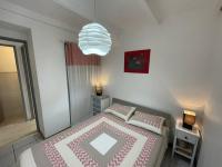 Posteľ alebo postele v izbe v ubytovaní Charmante Villa T3 Climatisée avec Véranda, Terrasse et Jardinet - Proche Plage et Commerces - FR-1-106-54