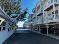 una calle frente a un edificio con coches aparcados en River Hotel of Southport, en Southport