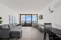 ein Wohnzimmer mit einer Couch und einem Tisch in der Unterkunft Compass Cove 759 - Oceanfront in Myrtle Beach