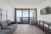 ein Wohnzimmer mit einer Couch und einem Tisch in der Unterkunft Compass Cove 759 - Oceanfront in Myrtle Beach
