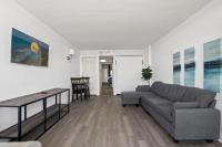 ein Wohnzimmer mit einer Couch und einem Tisch in der Unterkunft Compass Cove 759 - Oceanfront in Myrtle Beach