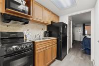 eine Küche mit einer Spüle und einem schwarzen Kühlschrank in der Unterkunft Compass Cove 759 - Oceanfront in Myrtle Beach