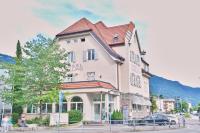 un gran edificio blanco con techo rojo en Albergo Cavallino s&#39;Rössl, en Merano