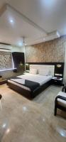 1 dormitorio grande con 1 cama grande. en Sri vijetha royal, en Rajahmundry