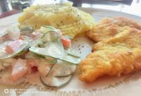 ein Teller mit Fisch, Gemüse und Kartoffeln in der Unterkunft DreamStay in Ban Khlong Krang