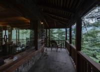Kudrat - A Boutique Homestay- Tirthan Valleyにあるバルコニーまたはテラス