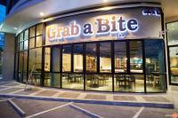 ein Ladenlokal mit einem Schild, auf dem „Grand a Bite“ steht in der Unterkunft VC Residence - Chon Buri in Chon Buri