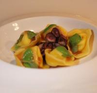 eine weiße Schüssel mit Essen auf einem weißen Teller in der Unterkunft Bes Hotel Terme a Palazzago in Palazzago