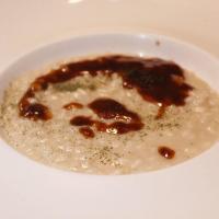 eine weiße Schüssel mit Essen auf einem weißen Teller in der Unterkunft Bes Hotel Terme a Palazzago in Palazzago