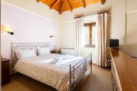 Posteľ alebo postele v izbe v ubytovaní Pleiades Studios All Season Gems - Korinthos Stone Retreats