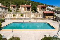 Bazén v ubytovaní Pleiades Studios All Season Gems - Korinthos Stone Retreats alebo v jeho blízkosti