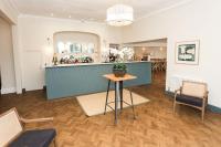 Habitación con bar, mesa y sillas en Torr House Hotel, en Dumfries